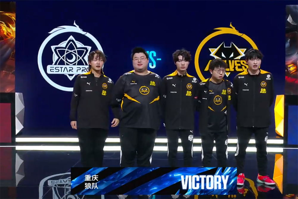 LPL 的当前15点经济差数据： Invictus Gaming 的三项C在榜单上！ knight 的数据为负！